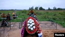 Свежая могила псковского десантника, август 2014