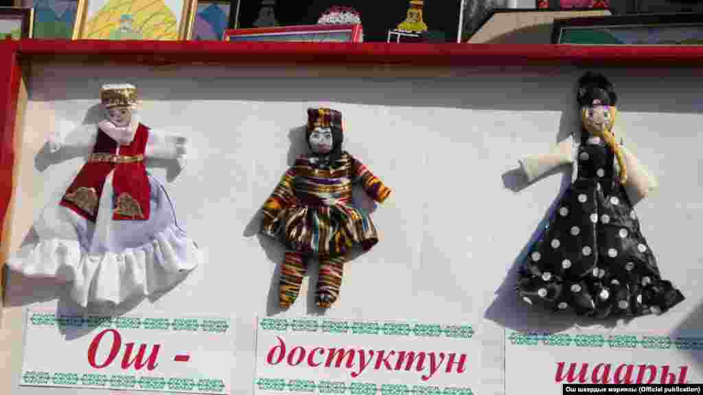 Ош - достуктун шаары. Кыргыз жана өзбектерден тышкары, орус, түрк, татар, уйгур, тажик, азери жана башка улуттар жашайт.