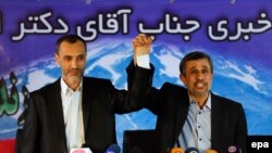 Ирандын экс-президенти Махмуд Ахмединежад жана мурдагы вице-президенти Хамид Багаи.