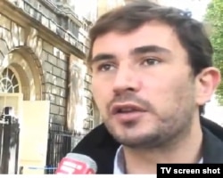 Лола Каримова-Тиллаеванинг отасини "диктатор" деб атаб, сўзини судда исботлаган француз журналисти Агустен Скалбер.