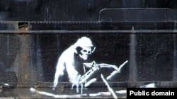 Трафаретная работа Бэнкси, выполненная над ватерлинией прогулочного судна, пришвартованного в центре Бристоля