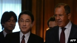 Глава МИД Японии Фумио Кишида и Сергей Лавров