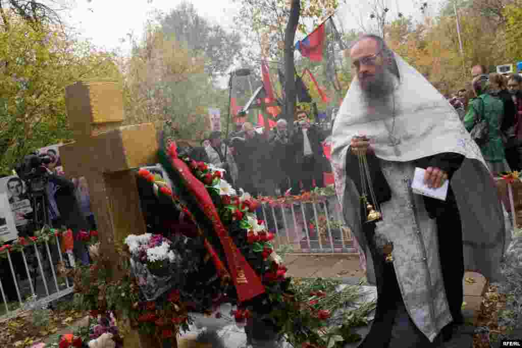 Священник отслужил молебен.