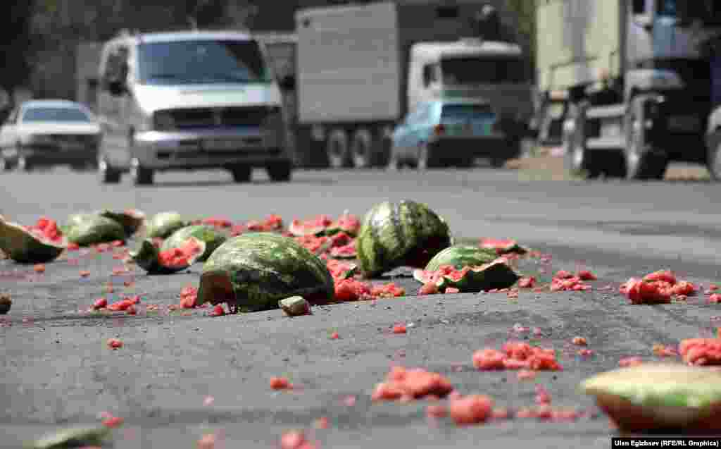 Таштанды маселеси кардарларды иренжиткен негизги жагдай. Буга сатуучулар өздөрү да нааразы.&nbsp;