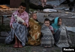 Жители дома, пострадавшего в результате российской атаки, Киев, Украина, 28 августа 2025 года