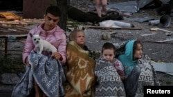 Жители разрушенного российским ударом многоэтажного дома в Киеве. 28 августа 2025 года