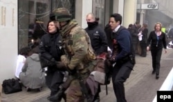 Із метро виносять потерпілих