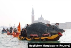 Венециялыктар Чоң Каналда майрамдык шаан-шөкөт өткөрүшүүдө. Италия, 09.2.2020.