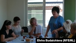 Кундуз Мамбетова кыргызстандык мигрант кыз-келиндер менен. Стамбул шаары.