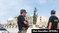 Кытай элчилинин алдындагы милиция кызматкерлери. 30-август, 2016-жыл
