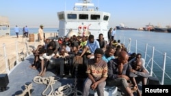 Ливиянын жээк кызматы деңизден аман-эсен куткарган мигранттар. Триполи, 29-август, 2017-жыл.