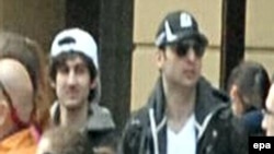 Видеокадр с Джохаром и его братом Тамерланом (справа) на Бостонском марафоне. Тамерлан, признанный основным виновником взрывов, был убит во время перестрелки с полицейскими спустя несколько дней после теракта.