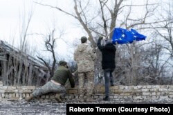 Широкине. Українські військові встановлюють європейський стяг