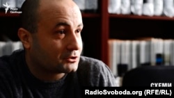 Журналіст Влад Лавров: «Я запитав, скільки квартир іде СБУ, він захопив мене за шию … відпустив і просто вдарив телефон і розбив його»