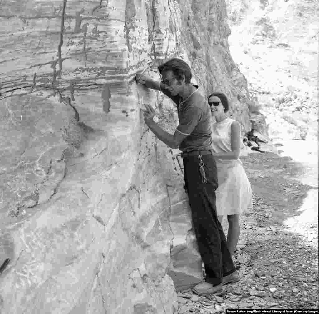 Археологи за работой в иранской провинции Гилян в 1968 году. Фото израильского фотографа Бенно Ротенберга