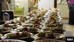 Тарелок становится все больше, и они становятся все больше. Wikipedia <a href = "http://en.wikipedia.org/wiki/Image:Mass_food_production02.jpg" target=_blank>GNU Free Documentation License</a>