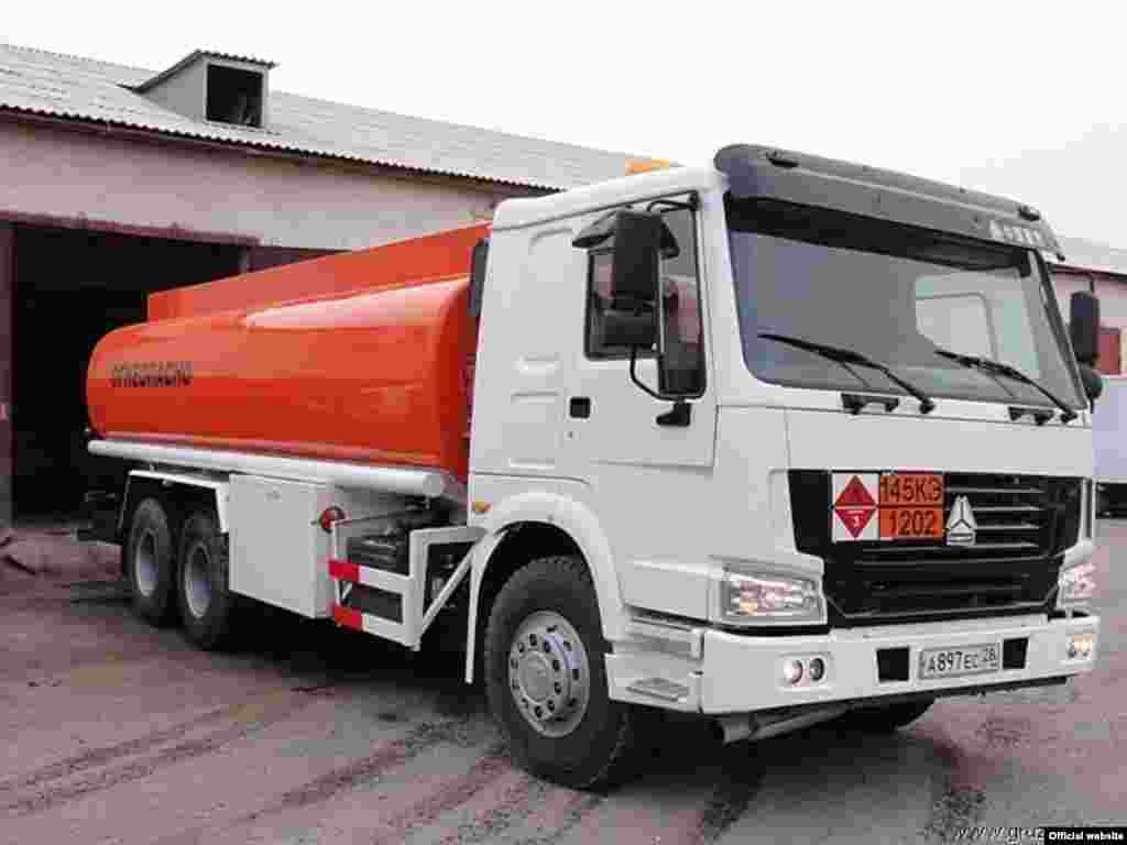 На автодороге Бишкек-Ош-Баткен заблокированы более 20 бензовозов. В Кадамжае местные жители закидали камнями проезжающие бензовозы