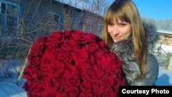 Настя Сазонова, получившая от своего парня  Павла Барсукова 101 розу на трехлетний юбилей их первого свидания. Семей, январь 2012 года. Фото Алексея Барсукова.