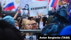 10 август куни Москвада бўлиб ўтган норозилик митинги иштирокчилари.