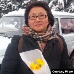 Р.Отунбаева Ош шаарындагы оппозициячыл күчтөрдүн окуусунан кийин. 2005-жылдын февралы.