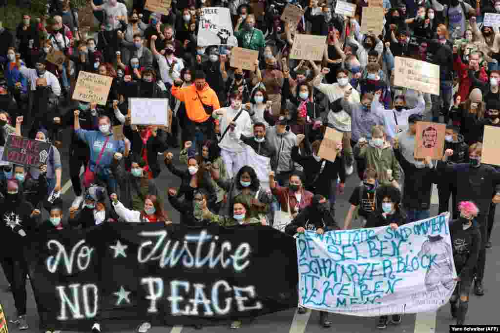 Протестна хода 10 червня 2020 року у Франкфурті-на-Майні, що на заході Німеччини. Демонстранти висловлюють солідарність з рухом Black Lives Matter після вбивства Джорджа Флойда, неозброєного чорношкірого, який загинув через свавілля поліцейського