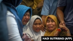Кырсыктаган учактагы жүргүнчүлөрдүн жакындары. 29-октябрь, 2018-жыл. Жакарта аэропорту.