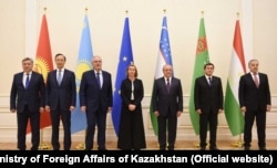 Борбор Азиядагы беш өлкөнүн тышкы иштер министрлери жана Европа Биримдигинин тышкы саясат боюнча жогорку өкүлү Федерика Могерини (ортодо). Самарканд, Өзбекстан, 10-ноябрь, 2017-жыл.