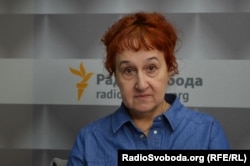 Народжена в російській Самарі у єврейській родині філологів-викладачів російської літератури, шестирічною дитиною переїхала з батьками жити у Донецьк