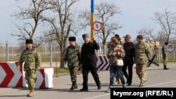 Lenur İslâmov ve «Asker» teşekküliniñ vekilleri. Herson vilâyeti, Çoñğar qasabası, 2016 senesi mart 28 künü