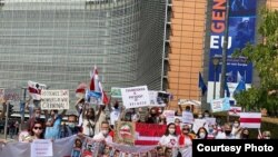 Беларуская дыяспара на акцыі салідарнасьці з прадстаўнікамі дэмакратычнай Беларусьсі, Брусэль, Эўракамісія, 19 жніўня 2020 году
