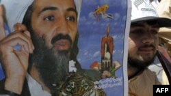 Пакистанський ісламіст тримає плакат з зображенням Усами бін Ладена під час акції протесту на околиці міста Кветта, 6 травня 2011 року