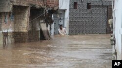 پاکستان کې بارانونو او سېلابونو زښته ځاني او مالي زیانونه رسولي. انځور له ارشېفه