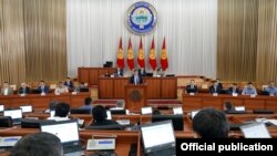 Выступление президента Сооронбая Жээнбекова на внеочередной сессии Жогорку Кенеша.