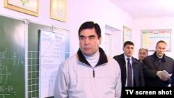 Prezident Berdimuhamedowyň ýolbaşçylygy astynda orta bilimiň 9 ýyldan 10 ýyla ýetirilmegine oňyn baha berilýär. Emma ýurduň öz okuw jaýlarynda berilýän bilimiň hiline köpler şübheli garaýarlar.