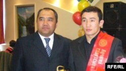 Мурат Саралинов Бээжин олимпиадасынын күмүш байгесинин ээси Канат Бегалиев менен.