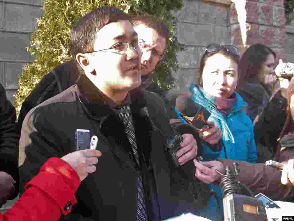 Сот орындаушысы А. Ерденбеков құрылыс компаниясының басшысы О.Намның үйіне повестка алып келді. Aлматы, 12 желт. 2008 жы -  Судебный исполнитель Алмас Ерденбеков принес в дом главе строительной компании Олегу Наму повестку. Aлматы, 12 декабря 2008 года. 