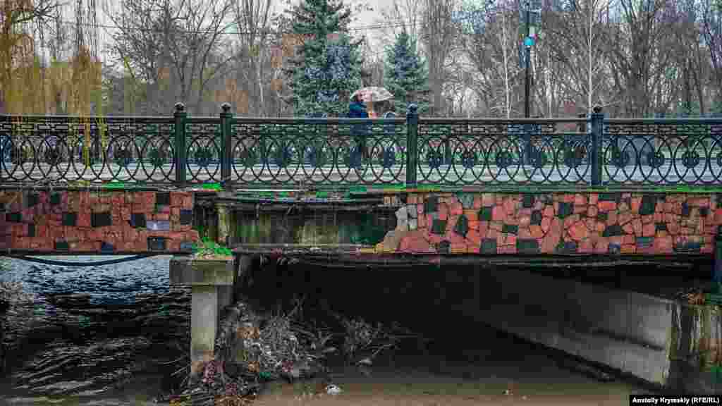 Под мостом на аллее, ведущей к Вечному огню, образовался мусорный затор