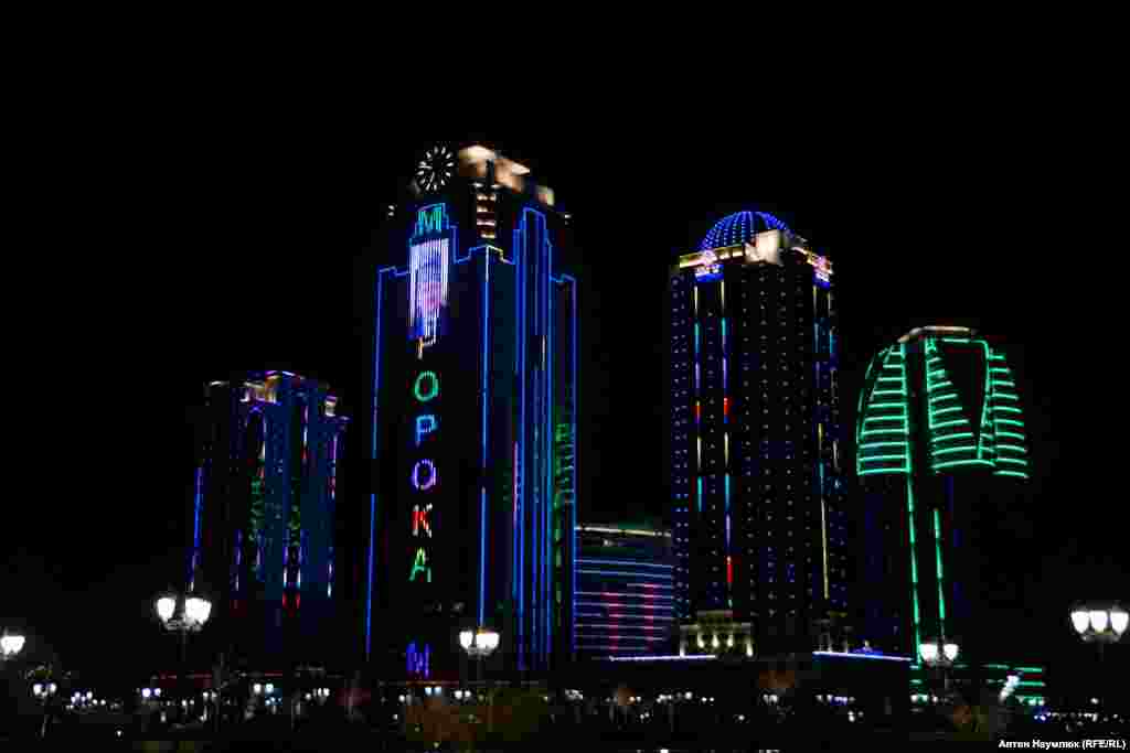 Уже потом замечаешь мечеть &laquo;Сердце Чечни&raquo;, небоскребы &quot;Грозного-сити&quot;, которые ночью расцвечены разными цветами и надписью, прославляющей Пророка.