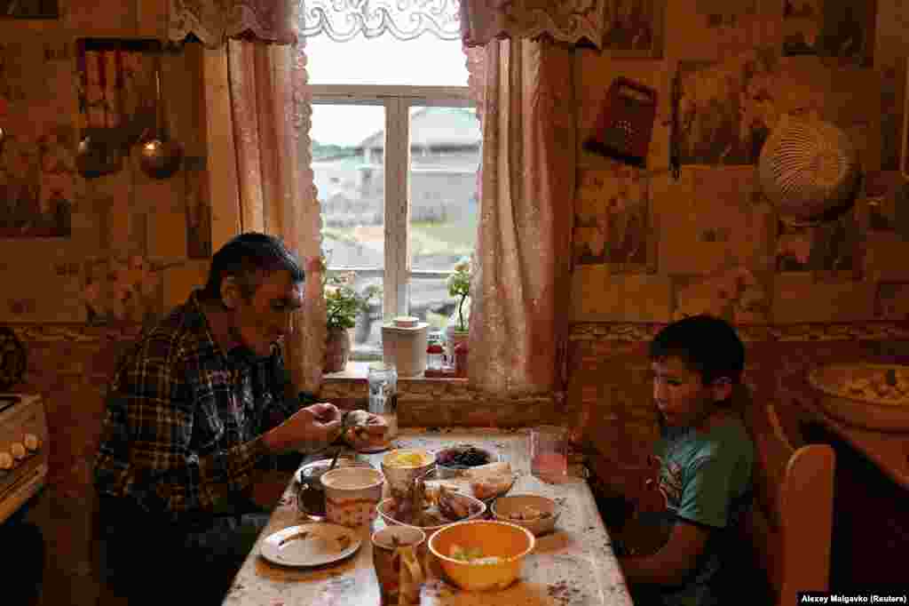 Равиль мен 48 жастағы әкесі Динар Ижмұхаметов ас ішіп отыр. Равильдің көкөніс өсіріп, мал ұстайтын фермер ата-анасы ұлының есейген соң ауылда қалғанын қаламайды. &quot;Үлкен балаларымыз қалада тұрады, біз соған қуанамыз&quot; дейді Динар.