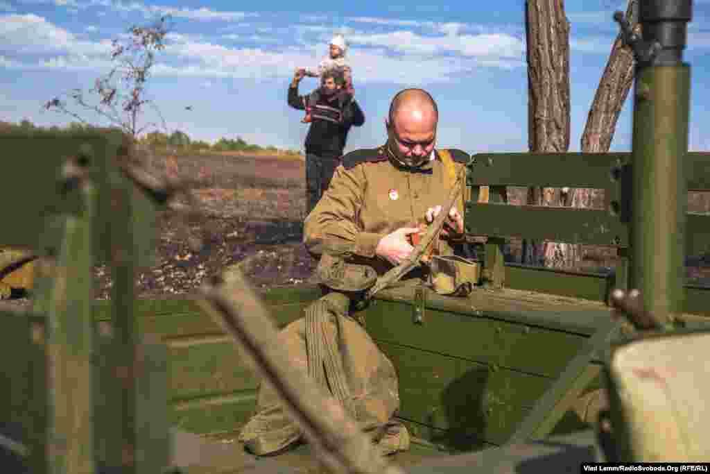 Реконструктор у радянській формі готується до початку заходу