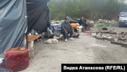 Илия е събрал отломки от покъщнината си и е опънал шатра до бившата си къща в ромската махала в "Захарна фабрика", 22 април 2025 г.