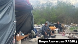 Двама души, останали без дом след събарянето на постройки в квартал „Захарна фабрика“, са опънали шатра в близост до бившата си къща, 22 април 2025 г.