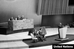 БУУнун Башкы ассамблеясында Адам укуктарынын жалпы декларациясы кабыл алынган күндүн он жылдыгынын белгиленүүсү. Нью-Йорк, 10-декабрь, 1958-жыл.