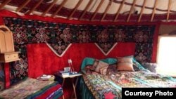 Убранство юрты, установленной около дома Индиры Мукамбетовой на Аляске.