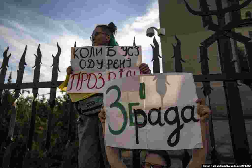 Акція пов&rsquo;язана з тим, що Володимир Зеленський в інтерв&rsquo;ю телеканалові &laquo;1+1&raquo; заявив, що мав розмову з Олександром Лукашенком. І начебто тоді й розмовляв з ним на тему затриманих у Мінську членів ПВК &laquo;Вагнер&raquo;