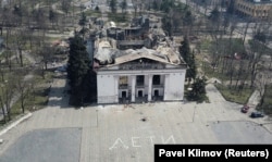 Маріупольський драмтеатр через 3 тижні після бомбового удару, квітень 2022 року