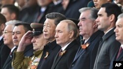 Лідер КНР Cі Цзіньпін (четвертий зліва) став центральною фігурою для Кремля на параді 9 травня 2025 року в Москві