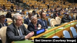 Мостафа Җәмилев (сулдан икенче) БМОның гомум мәҗлесе утырышында, 2018 ел