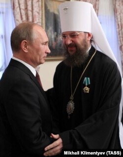 Керуючий справами УПЦ (Московського патріархату), митрополит Антоній (Іван Паканич) під час вручення йому президентом Росії Володимиром Путіним державної нагороди Росії. Київ, 27 липня 2013 року