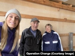 Минни Регланд (слева) с парой с Аландских островов, которая пожертвовала свои рыболовные сети